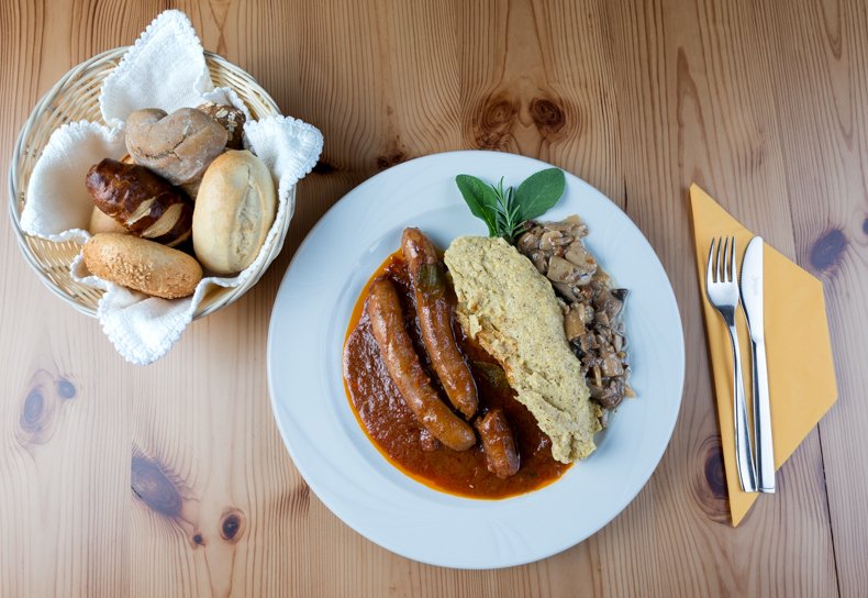 fotografo ristorante - piatto con polenta salsiccia e funghi